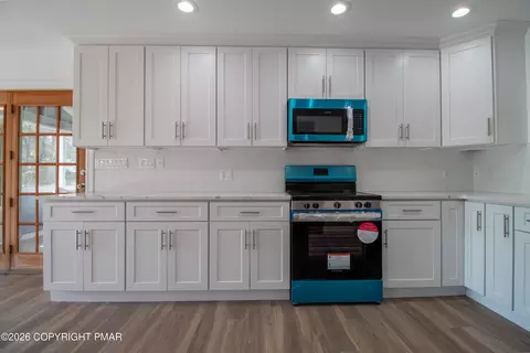 Kitchen - 1142 Yorkshire Ln, Bushkill, PA 18324 photo 2 of 4
