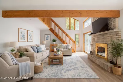 Living - 1142 Yorkshire Ln, Bushkill, PA 18324 photo 2 of 10