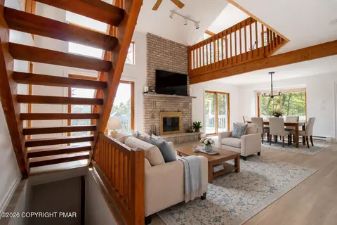 Living - 1142 Yorkshire Ln, Bushkill, PA 18324 photo 4 of 10