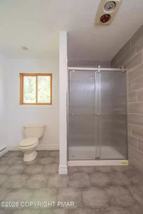 Bath - 1142 Yorkshire Ln, Bushkill, PA 18324 photo 2 of 5
