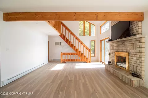 Living - 1142 Yorkshire Ln, Bushkill, PA 18324 photo 3 of 10