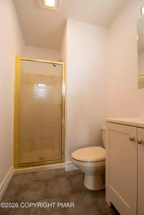 Bath - 1142 Yorkshire Ln, Bushkill, PA 18324 photo 3 of 5