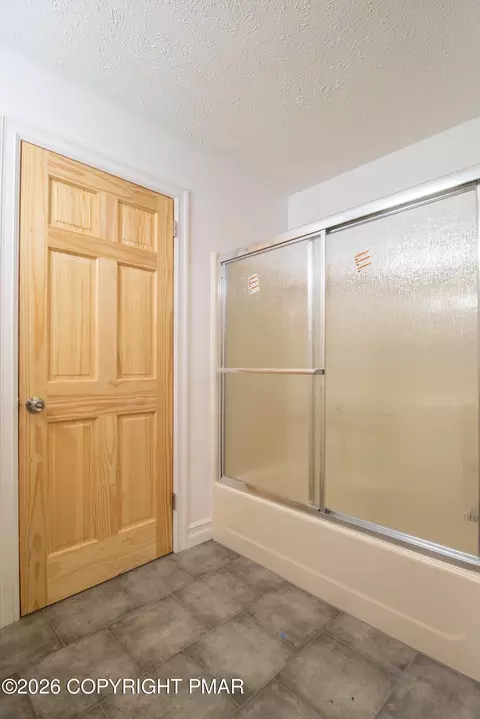 Bath - 1142 Yorkshire Ln, Bushkill, PA 18324 photo 5 of 5