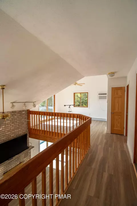 Entry Way - 1142 Yorkshire Ln, Bushkill, PA 18324 photo 2 of 2