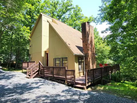 548 Clubhouse Dr, East Stroudsburg, PA 18302