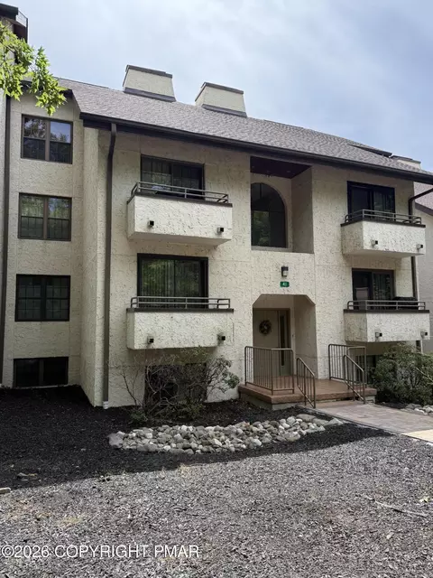 41 Midlake Dr, Lake Harmony, PA 18624