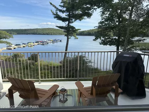 41 Midlake Dr, Lake Harmony, PA 18624