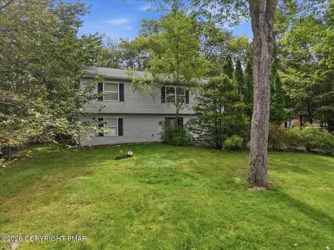 3654 Sugar Berry Ln, Tobyhanna, PA 18466