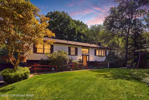 3 Devonshire Ln, Mount Pocono, PA 18344