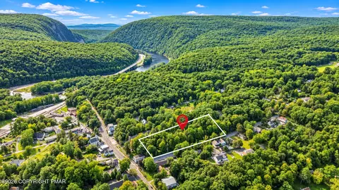 21 Shepard Ave, Delaware Water Gap, PA 18327