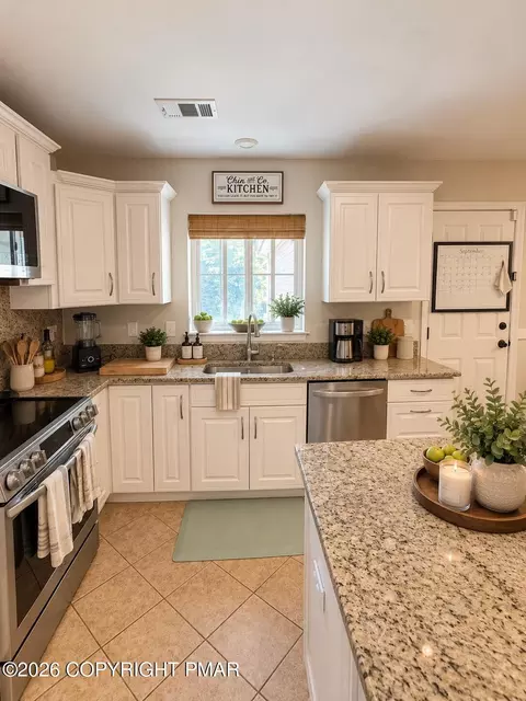 Kitchen - 6043 Decker Rd, Bushkill, PA 18324 photo 2 of 5