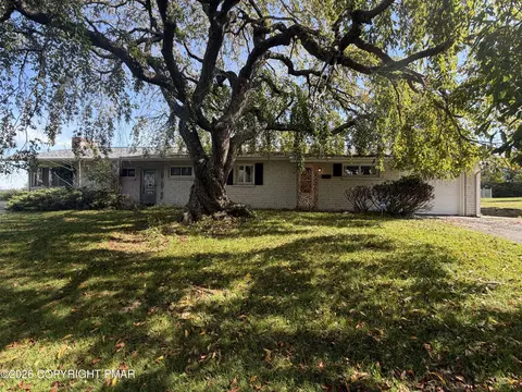 1016 Lindbergh Ave, Stroudsburg, PA 18360