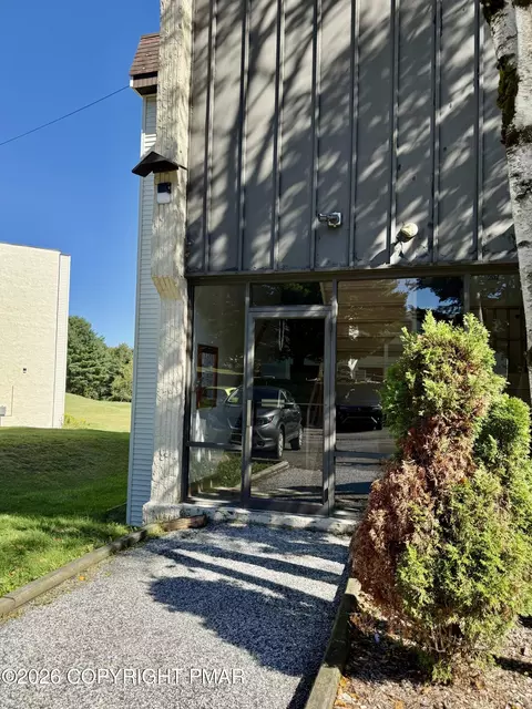 139 Foxfire Dr, Mount Pocono, PA 18344