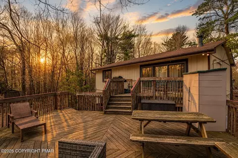 70 Pineknoll Dr, Lake Harmony, PA 18624