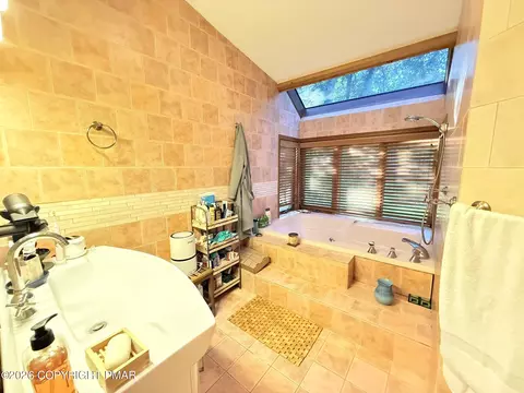 Bath - 2120 Apley Dr, Bushkill, PA 18324 photo 3 of 6