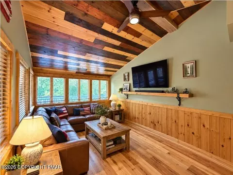 Living - 2120 Apley Dr, Bushkill, PA 18324 photo 4 of 7