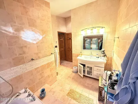 Bath - 2120 Apley Dr, Bushkill, PA 18324 photo 6 of 6