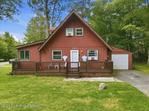 593 Country Place Dr, Tobyhanna, PA 18466