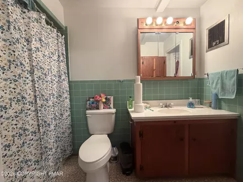 Bath - 458 Briscoe Mountain Rd, Dingmans Ferry, PA 18328 photo 1 of 3