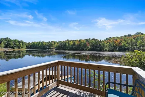 2208 Mohegan Ct, Long Pond, PA 18334