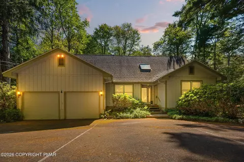 205 Moon Lit Trl, Pocono Pines, PA 18350