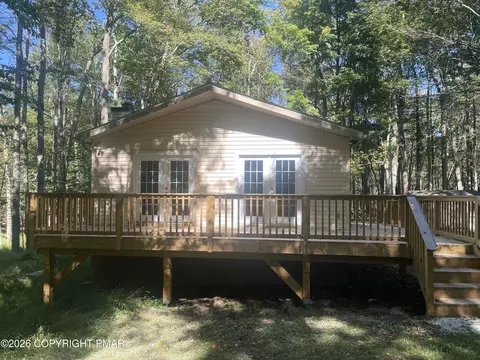 1047 Maple Dr, Pocono Lake, PA 18347