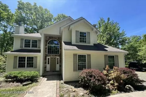 118 Country Club Drive Dr, Hawley, PA 18428