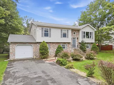 1216 Glade Dr, Long Pond, PA 18334