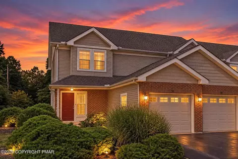 31 Oak Leaf Ln, East Stroudsburg, PA 18301