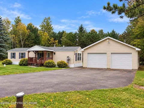 227 Flame Dr, Blakeslee, PA 18610