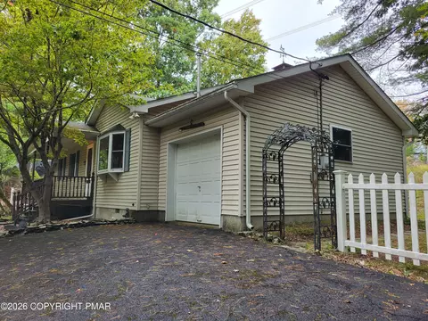 141 Manchester Dr, Bushkill, PA 18324
