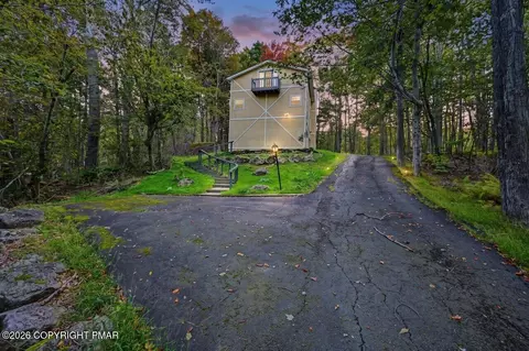 9868 Deerwood Dr, Tobyhanna, PA 18466