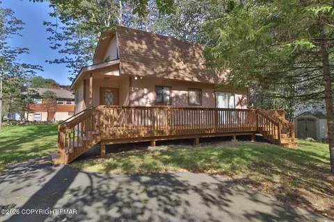 774 Country Place Dr, Tobyhanna, PA 18466