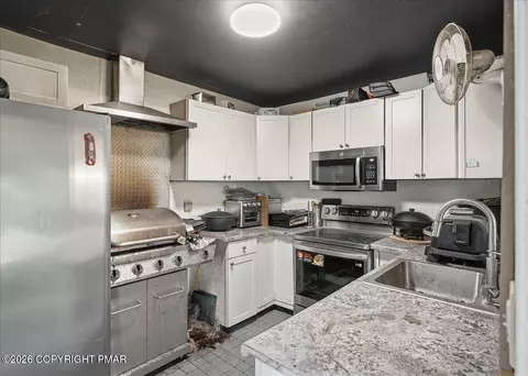 Kitchen - 3130 Delaware Cir, Bushkill, PA 18324 photo 6 of 6