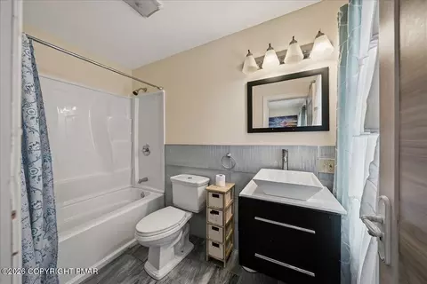 Bath - 3130 Delaware Cir, Bushkill, PA 18324 photo 9 of 11