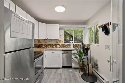 Kitchen - 3130 Delaware Cir, Bushkill, PA 18324 photo 4 of 6