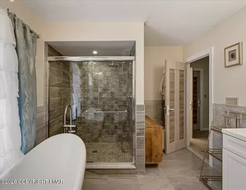 Bath - 3130 Delaware Cir, Bushkill, PA 18324 photo 5 of 11