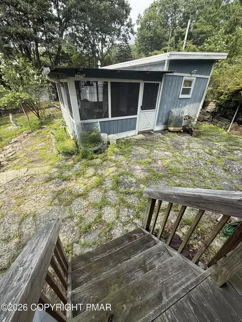 305 Papoose Dr, East Stroudsburg, PA 18302