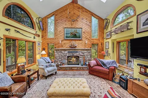 14 Hazlewood Dr, Lake Harmony, PA 18624
