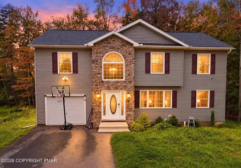 425 Scotch Pine Dr, Pocono Summit, PA 18346