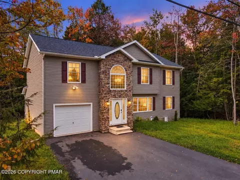 425 Scotch Pine Dr, Pocono Summit, PA 18346