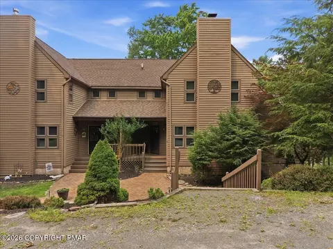 110 Woodmont Cir, Greentown, PA 18426