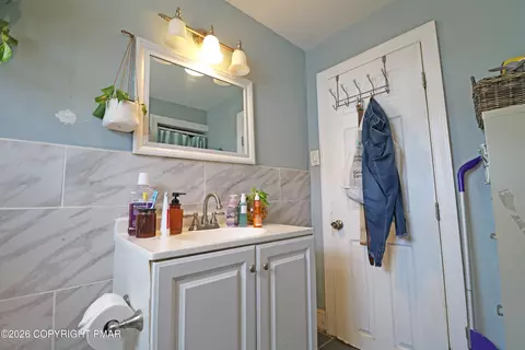 Bath - 111 Oakley Rd, Darby, PA 19082 photo 5 of 7
