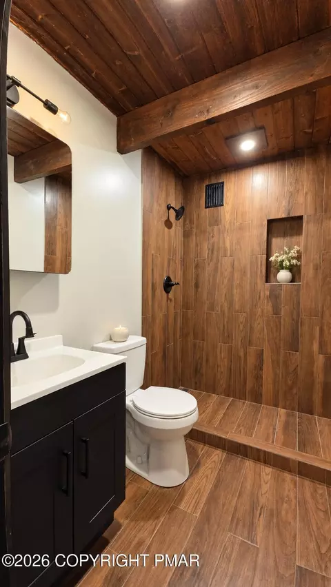 Bath - 1095 Deer Run E, Bushkill, PA 18324 photo 1 of 1