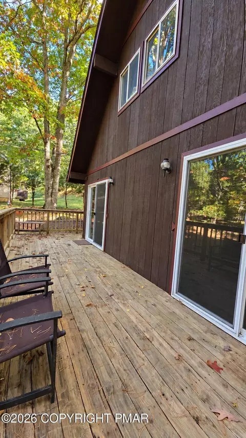 Exterior - 1095 Deer Run E, Bushkill, PA 18324 photo 3 of 5