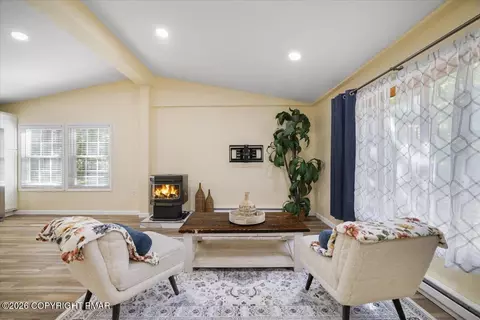 86 Windsor Rd, Hawley, PA 18428
