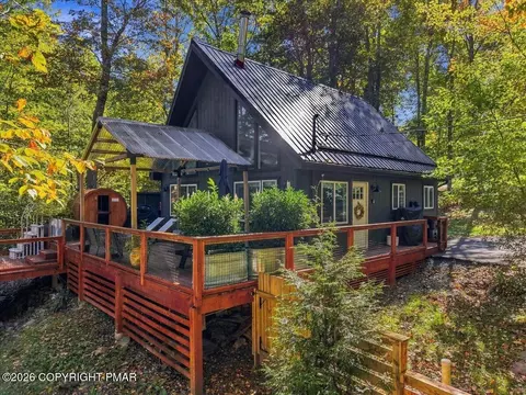 1113 Kensington Dr, Tobyhanna, PA 18466