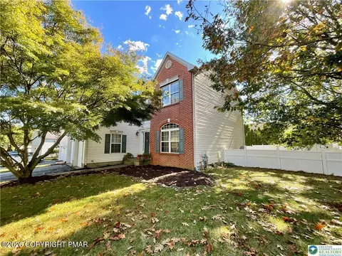 6716 Iroquois Trl, Allentown, PA 18104