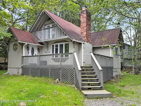 968 Country Place Dr, Tobyhanna, PA 18466