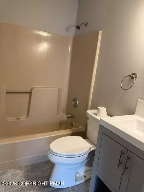 Bath - 5995 Decker Rd, Bushkill, PA 18324 photo 2 of 2